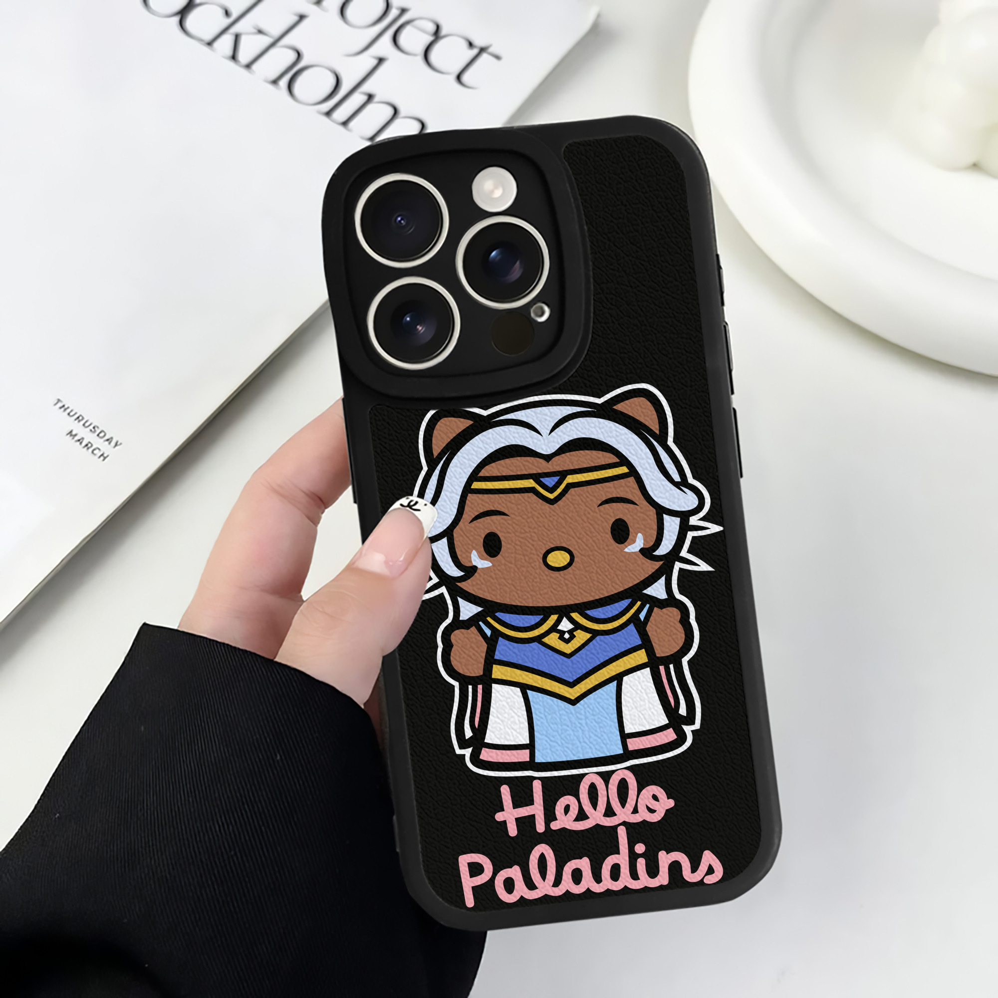 （画像用） Hello Kitty ハローキティ 【iPhone 16シリーズ対応】シリコンスマホケース（レザー調） 材質：シリコン